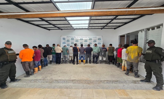 Policías custodian a 19 capturados por minería ilegal