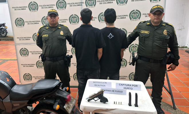 Dos policías y dos Capturados por hurto y porte de armas de fuego