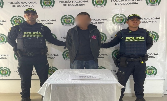 Dos polic&iacute;as custodian sujeto capturado
