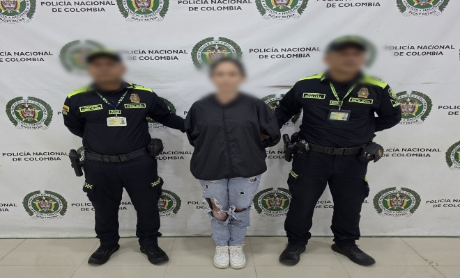 dos uniformados con una ciudadana capturada por el delitos de porte ilegal de armas de fuego y hurto calificado agravado