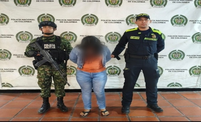 dos uniformados con una ciudadana capturada por el delito de hurto calificado agravado