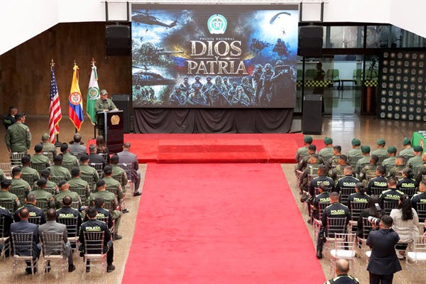 Ceremonia patio central Direcci&oacute;n General, entrega radios 