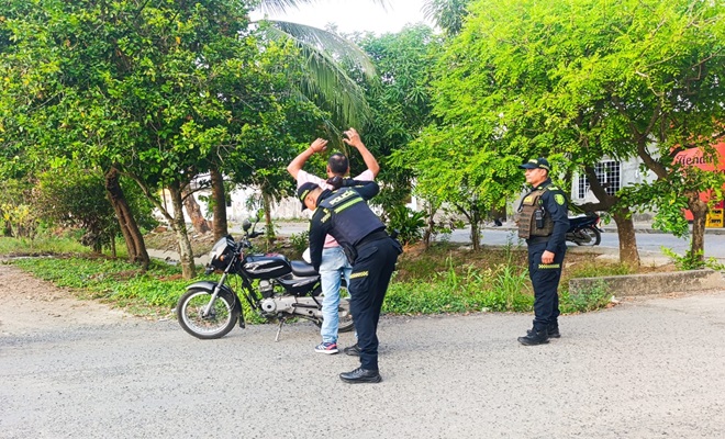 Dos funcionarios policiales realizando un registro a persona 