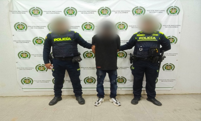 dos policias y un capturado por el delito de violencia intrafamiliar
