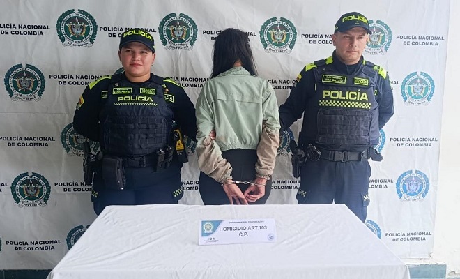Policías en backing institucional con mujer capturada 