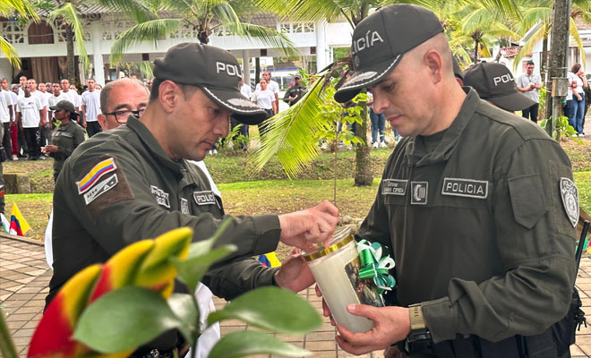  Comandante enciende velón en conmemoración a las victimas