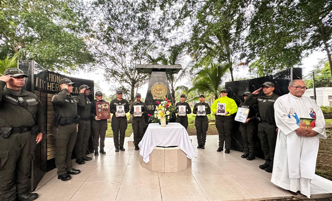  Comandantes en actos protocolarios en monumento a los heroes caidos de Urabá.