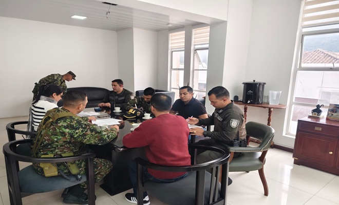 Fotografía de los funcionarios de Ejercito Nacional, Policía Nacional y autoridades administrativas