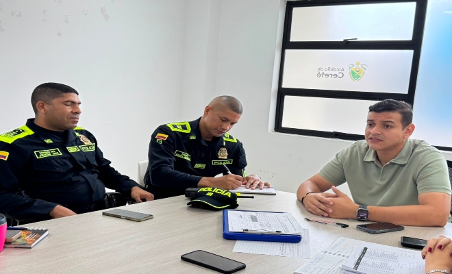 dos uniformados de la policía nacional con el señor alcalde de el municipio de cereté  en reunión   