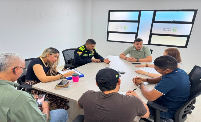 un funcionario de la Policía nacional con seis funcionarios de la alcaldia municipal de Cereté