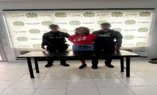 dos uniformados con una ciudadana capturada por el delito de Daño en bien ajeno