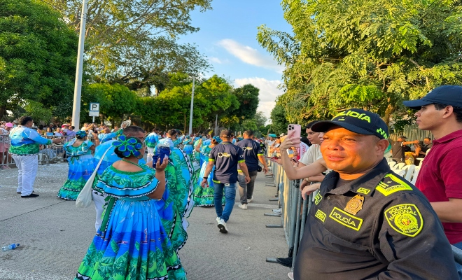 un uniformado de la policía nacional brindando seguridad a los participantes 