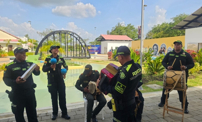Cinco polic&iacute;as tocando pitos y tambores 