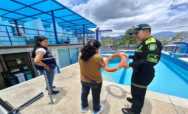 policia_dando_recomendacion_a_ personal_de_balnearios_pasto
