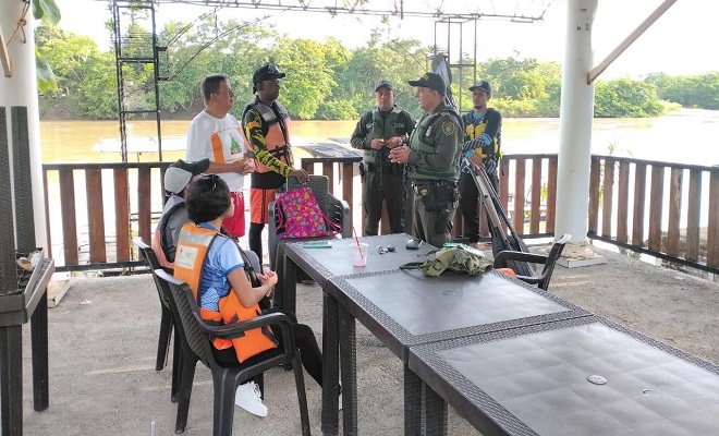 policía con comunidad