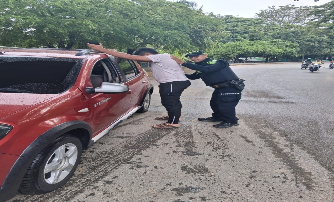 Un polic&iacute;a realizando registro a un ciudadano 