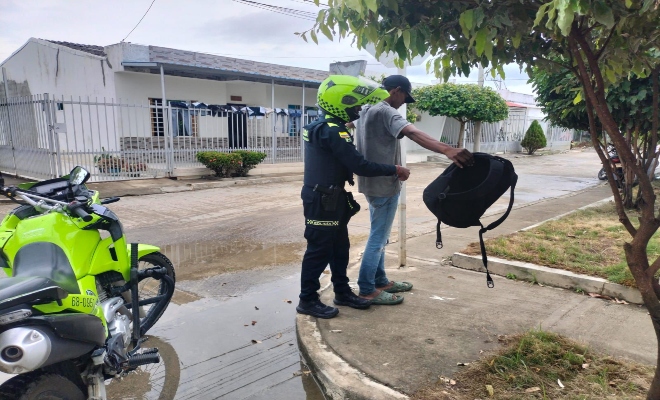 Un policía realizando registro a un ciudadano 