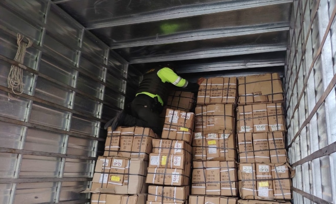 Funcionario policial de transito realizando registro a vehículo 