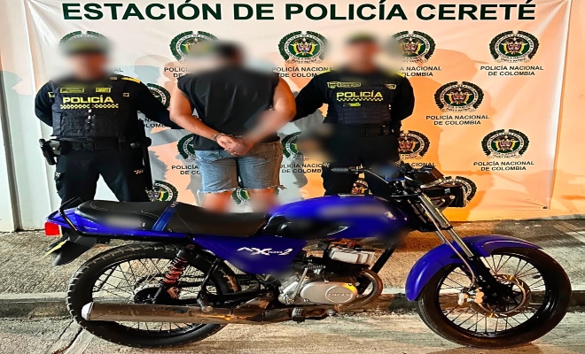 funcionarios policiales con un ciudadano capturado por el presunto delito de falsedad marcaria