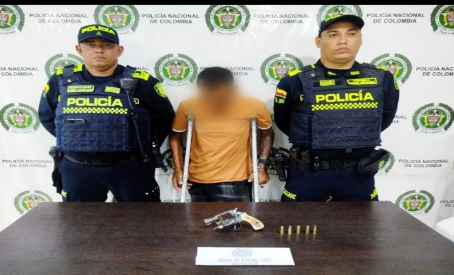 dos uniformados con una persona capturada por el delito porte de armas