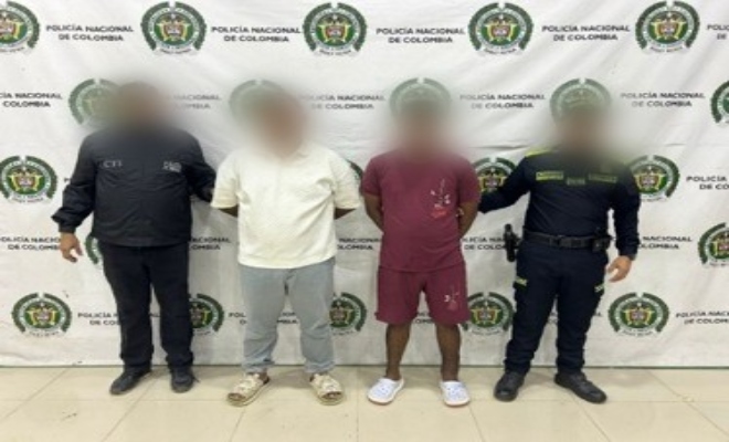dos uniformados con dos personas capturadas por el delito  de hurto calificado y agravado. 