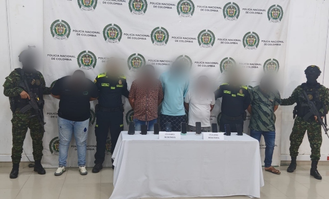 cuatro uniformados con cinco personas capturadas por los delito hurto calificado y concierto para delinquir 