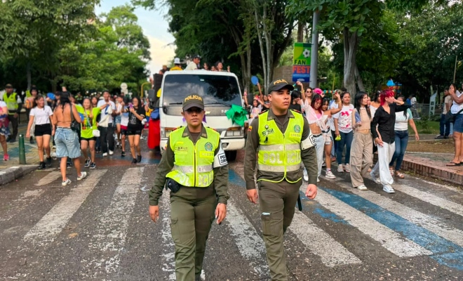 dos uniformadas de la Polic&iacute;a nacional acompa&ntilde;a actividad conmemoraci&oacute;n del D&iacute;a del Orgullo LGBTIQ+