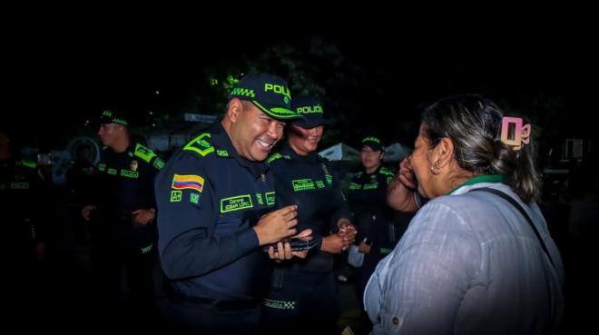 Comandante de la Polic&iacute;a escuchando sugerencias y necesidades de una ciudadana