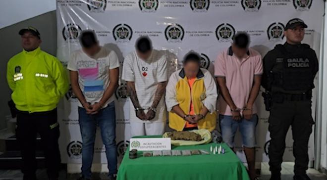 Cuatro capturados y dos policías
