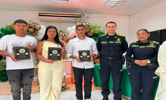 dos señores oficiales de la Policía nacional junto a tres ciudadanos que participaron como auxiliares de la policía nacional 