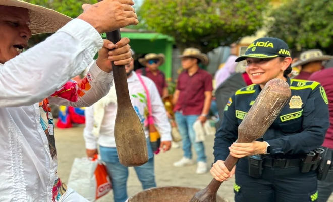 un ciudadano enseñando las  tradiciones a una señora oficial de la Policía  