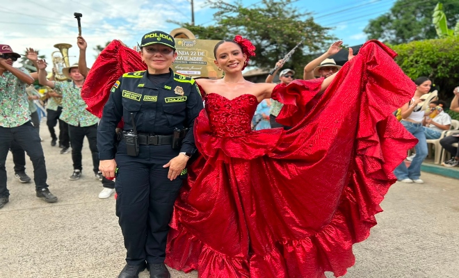 una señora oficial de la policía nacional con una ciudadana vestida de aguadora en el festival numero 49 del Porro