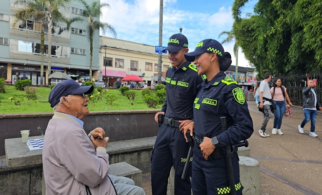 dos uniformados y un ciudadano dialogando 