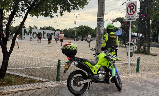 uniformado en cicloruta monteria 
