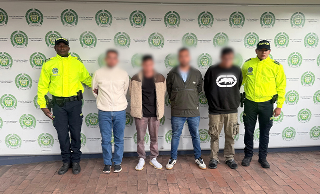 Tres personas capturadas son custodiadas por la Policía Nacional.