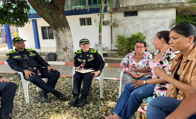 Grupo de uniformados realizando actividades con lideres en la margen izquierda barrio Puente Uno