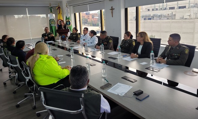 Directivos y veedores se reunieron en una sala para presenciar la rendicion de cuentas