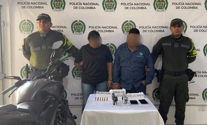 Uniformados descubrieron armas de fuego y munición tras registrar a una pareja que se movilizaban en motocicleta.