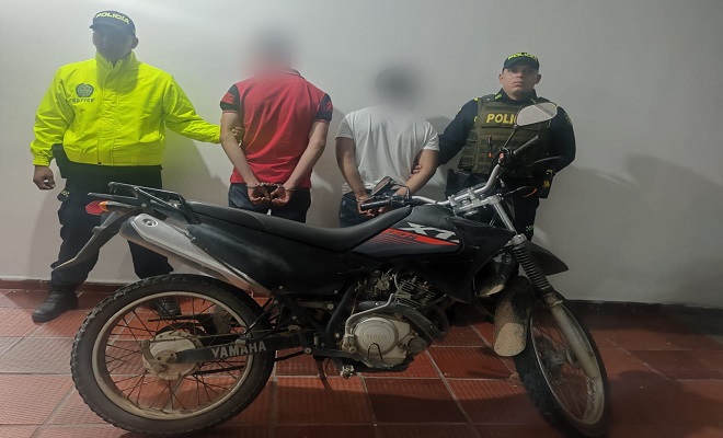 Dos capturados con motocicleta incautada y dos polic&iacute;as uniformados