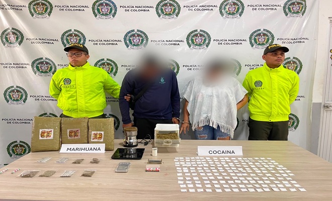 Dos capturados custodiados por dos polic&iacute;as