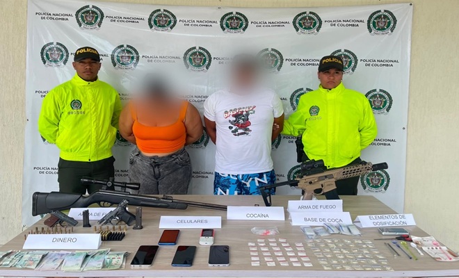 Dos capturados, dos polic&iacute;as y elementos incautados