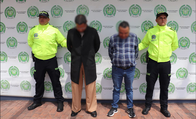 Dos capturados con fines de extradición son custodiados por la Policía Nacional.