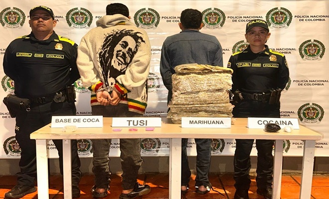 Dos policías custodian dos capturados y sustancias ilegales