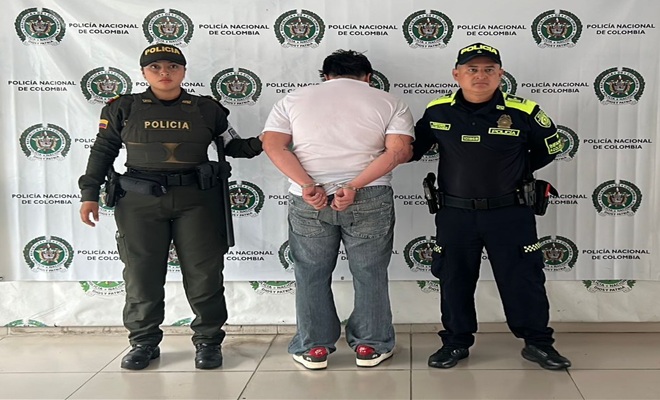 Dos uniformados custodiando el sujeto capturado