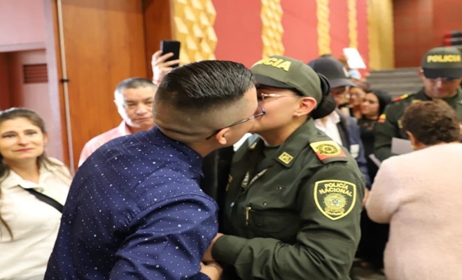 Amor que también jura bandera: propuesta de matrimonio conmovió ceremonia policial en Manizales