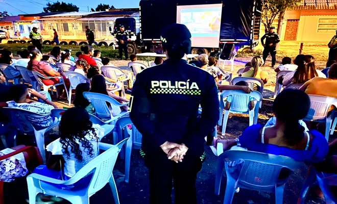 Policías con niños viendo cine