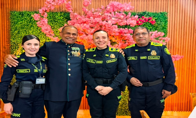 cuatros uniformados de la policía nacional en celebración a los 38 años de servicio del señor comisario 