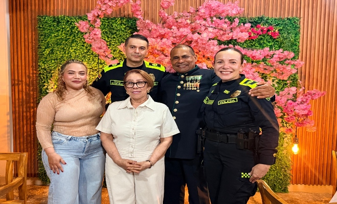 tres uniformados de la Policía nacional junto a dos ciudadanas en celebración a los 38 años  