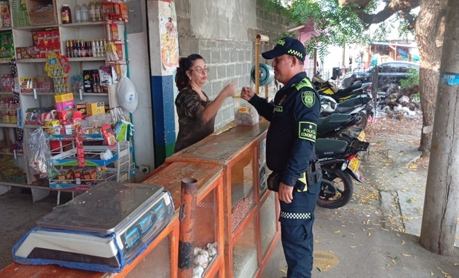 Un polic&iacute;a dando recomendaciones a una ciudadana 