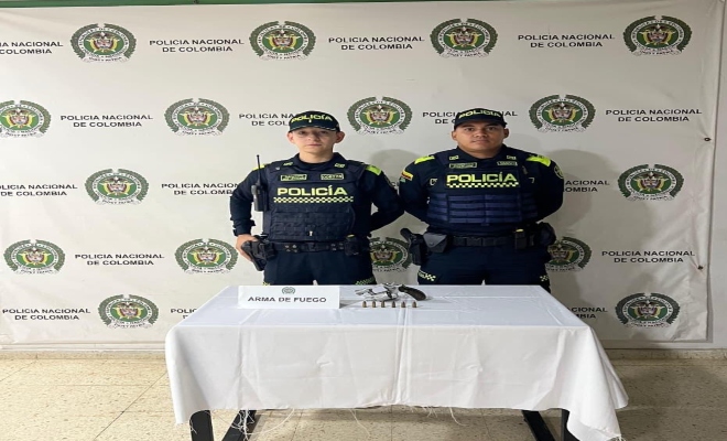 Dos polic&iacute;as y elementos incautados